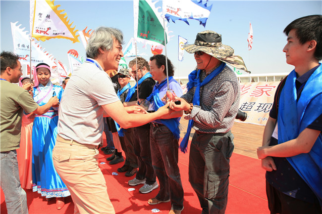 第五届中国摄影家响沙湾国际摄影周开幕式拉开帷幕