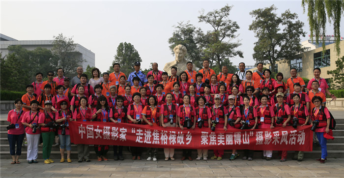 中国女摄影家践行群众路线 走进焦裕禄故乡 受教育 送文化