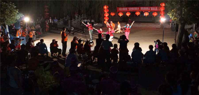 中国女摄影家践行群众路线 走进焦裕禄故乡 受教育 送文化