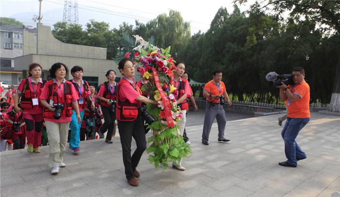 中国女摄影家践行群众路线 走进焦裕禄故乡 受教育 送文化