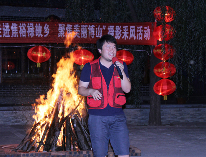 中国女摄影家践行群众路线 走进焦裕禄故乡 受教育 送文化