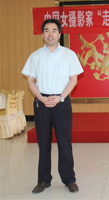 中国女摄影家践行群众路线 走进焦裕禄故乡 受教育 送文化