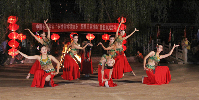 中国女摄影家践行群众路线 走进焦裕禄故乡 受教育 送文化