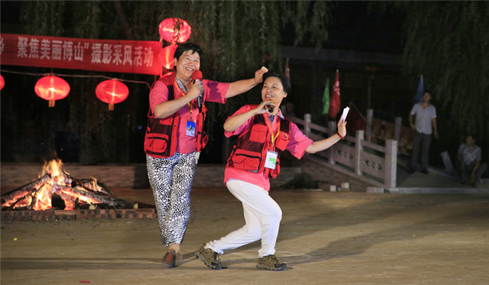 中国女摄影家践行群众路线 走进焦裕禄故乡 受教育 送文化
