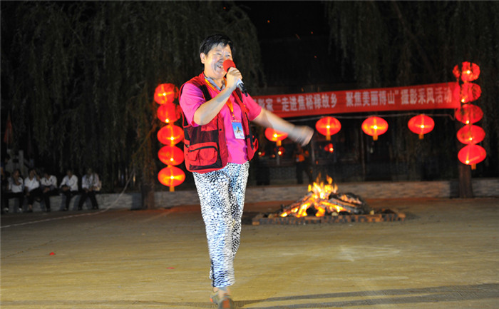 中国女摄影家践行群众路线 走进焦裕禄故乡 受教育 送文化