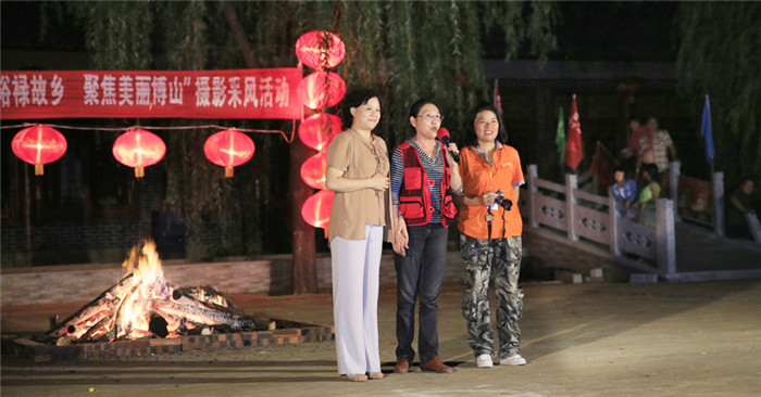 中国女摄影家践行群众路线 走进焦裕禄故乡 受教育 送文化