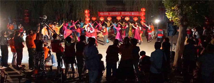 中国女摄影家践行群众路线 走进焦裕禄故乡 受教育 送文化
