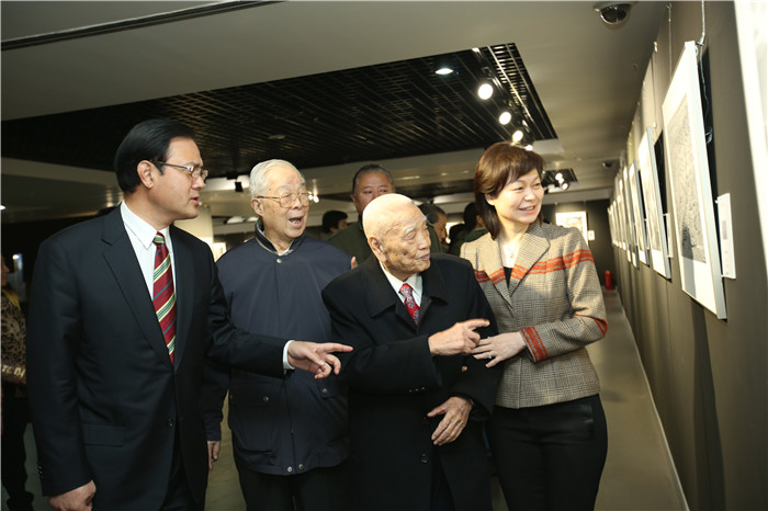 “光影无垠”简庆福影展在京举办