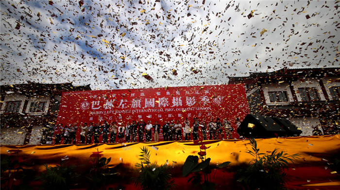 中国女摄影家走进巴林左旗国际摄影季