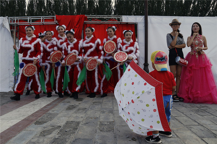 中国女摄影家走进巴林左旗国际摄影季